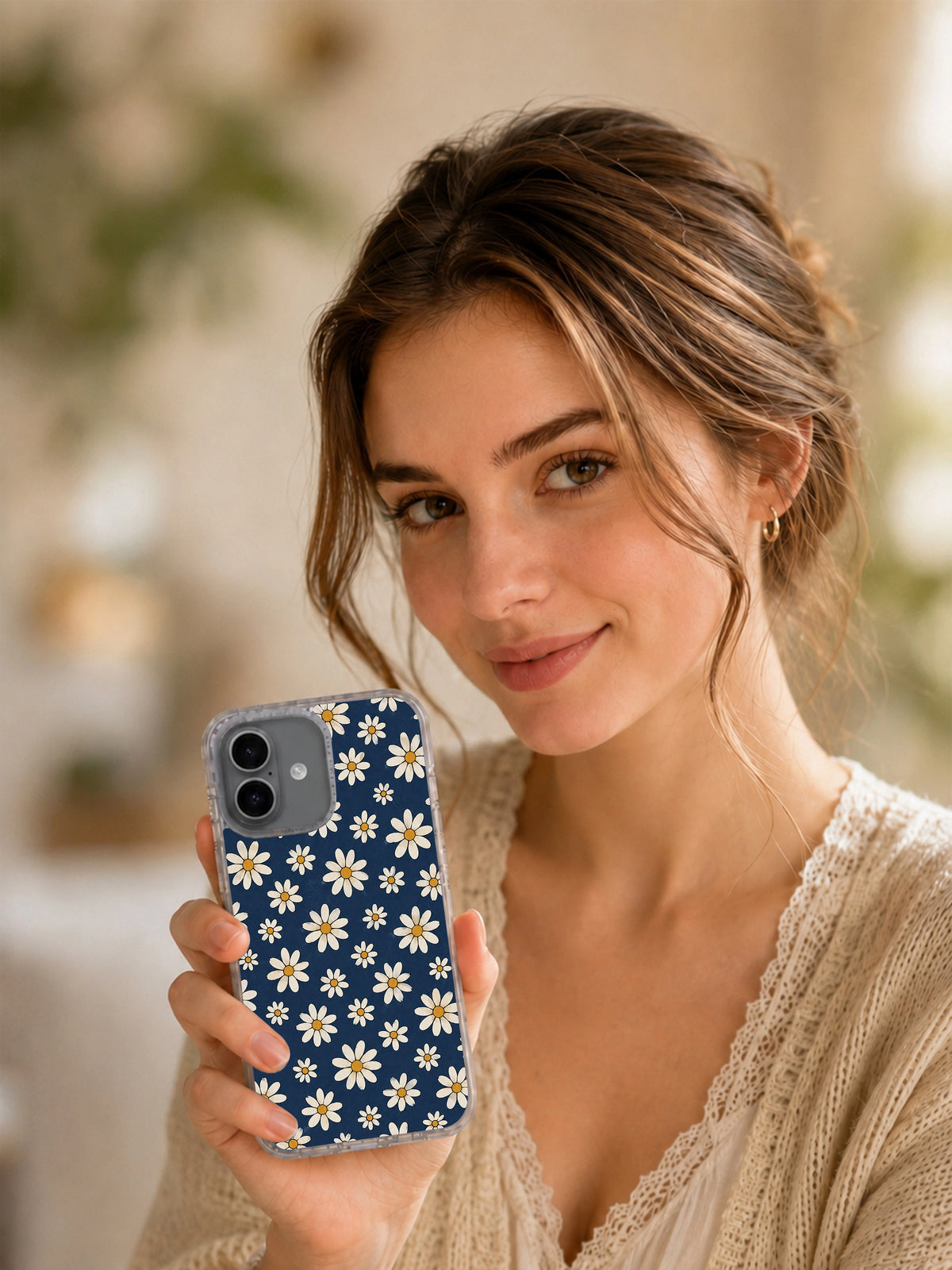 Retro Navy Daisy Wallpaper görseli galeri görünümü 7 içeren iPhone 17 kılıfı