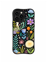 Midnight Creature Wildflowers: Minik fantastik canlılar siyah zemindeki renkli kır çiçekleri ve yapraklar arasında saklanır.