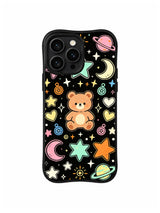 Cosmic Lucky Bear: Açık kahverengi ayı aylar, yıldızlar, kalpler, çiçekler ve küçük gezegenler arasında durur.