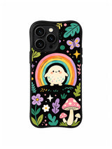 Rainbow Forest Friend: Yuvarlak beyaz orman dostu yapraklar ve mantarlar arasında gökkuşağının altında oturur.