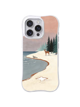 Snow Coast Star / Coastal Deer Watch: Koyu kıvrımlı koy; sağdaki çamlara yakın geyik ve karda aşağıda konturlu yıldız.