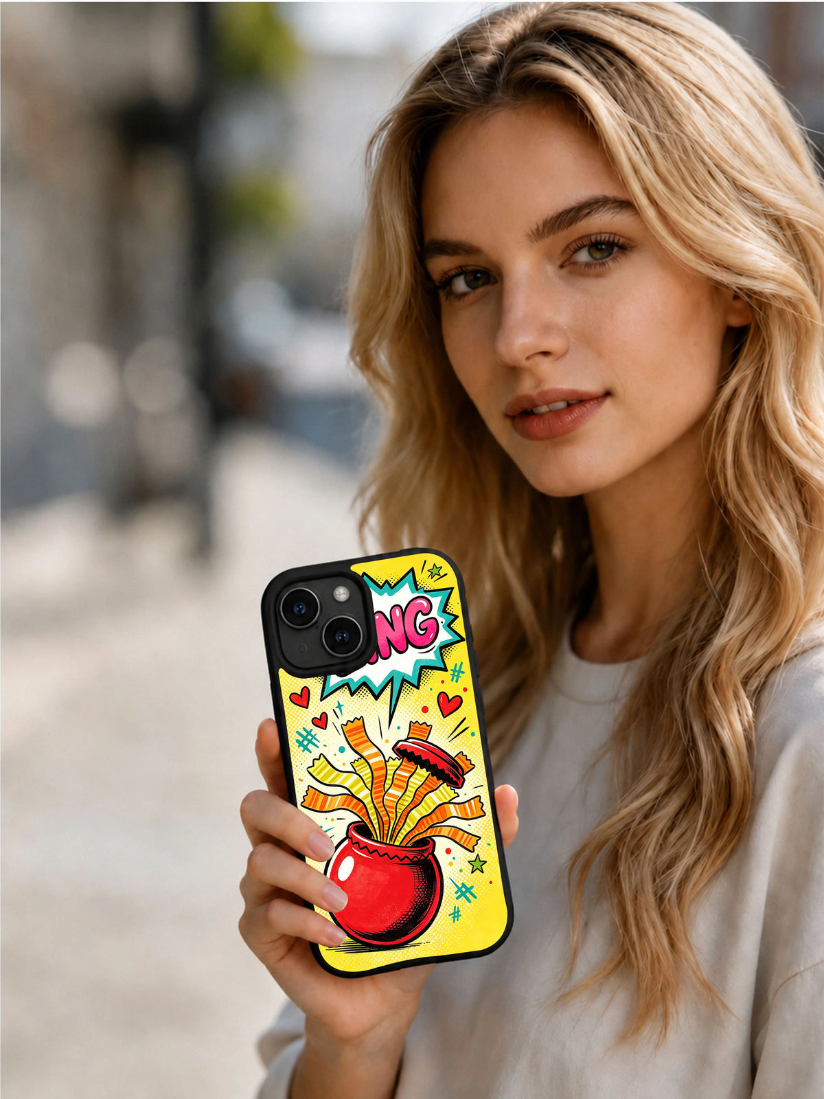 Zing Candy Avalanche: Dış mekân portresinde desenli kılıfı tutan kişi.