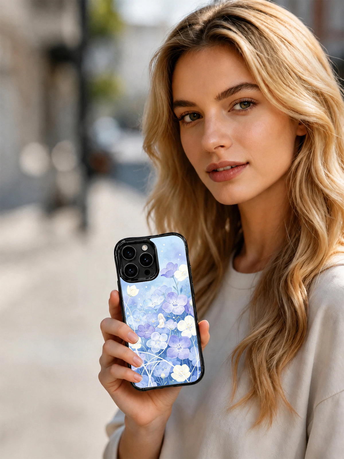 Bluebell Silent Garden: Açık havada desenli kılıfı tutan kişi.