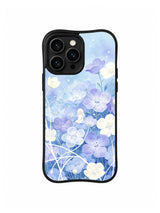 Bluebell Silent Garden / Silent Bluebell Wish: Ortaya yakın oturan açık saçlı figür; çevresinde mavi ve lila çiçekler, altta kesişen beyaz saplar.