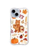 Cinnamon Bear Autumn Blessing: Turuncu yapraklar ve kırmızı meyveler arasında hasat ürünleri taşıyan ayı ve kirpinin düz arka görünümü.