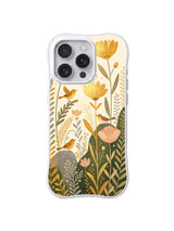 Golden Bird Garden / Amber Tulip Dawn: Katmanlı yeşil yapraklar üstünde uzun sarı lale benzeri çiçekler ve pembe çiçekler arasında küçük kuşlar.