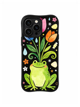 Tulip Smile Frog: Gülümseyen yeşil kurbağa çiçekler ve damlalarla birlikte pembe ve turuncu lalelerin altında dinlenir.