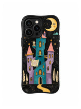 Lavender Academy of Night Maps / Crescent Cartography Tower: Harita benzeri parşömenli lavanta kulecikler arasında dar petrol yeşili kule; üstte iri yüzlü altın hilal.