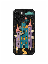 Lavender Academy of Night Maps / Golden Path Map Castle: Pembe sivri çatılar, harita benzeri parşömenler ve turkuaz bulutla asimetrik petrol yeşili-lavanta şato.