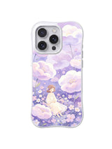 Lavender Cloud Flower Dream: Bulut benzeri iri lavanta çiçeklerinin altında mor çayırın alt bölümünde oturan krem elbiseli figür.