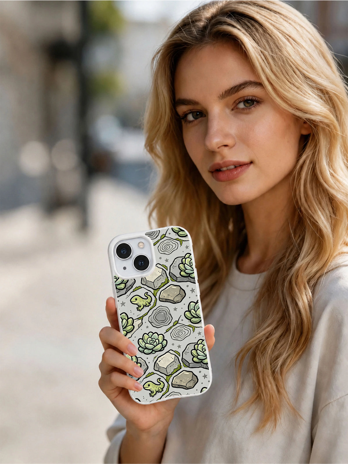 Model holding mist gray lizard iPhone 14 Plus case