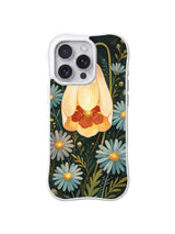 Golden Bellflower Lantern: Büyük altın renkli çan biçimli çiçek, mavi papatyalar ve yeşil yaprakların üzerinde uzanır.