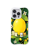 Golden Lemon Friendship Circle: Minik kediler büyük altın renkli limonun altında sıra halinde toplanır.