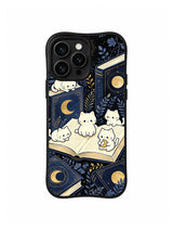 Moonlit Cat Study Circle: Krem renkli kediler aylar ve koyu mavi yapraklar altında açık bir kitabın çevresinde toplanır.