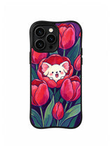 Scarlet Bloom Soloist: Tüylü açık renkli bir yavru köpek lalelerle çevrili kırmızı çiçeğin ortasında oturur.