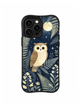 Moon Fern Owl Garden: Krem ve kahverengi baykuş dolunayın altında mavi-yeşil eğrelti otları arasında oturur.