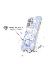 Pearl White Petal Daydream: Kırık yüzey çiziminin üzerinde açılı gösterilen desenli kılıf.