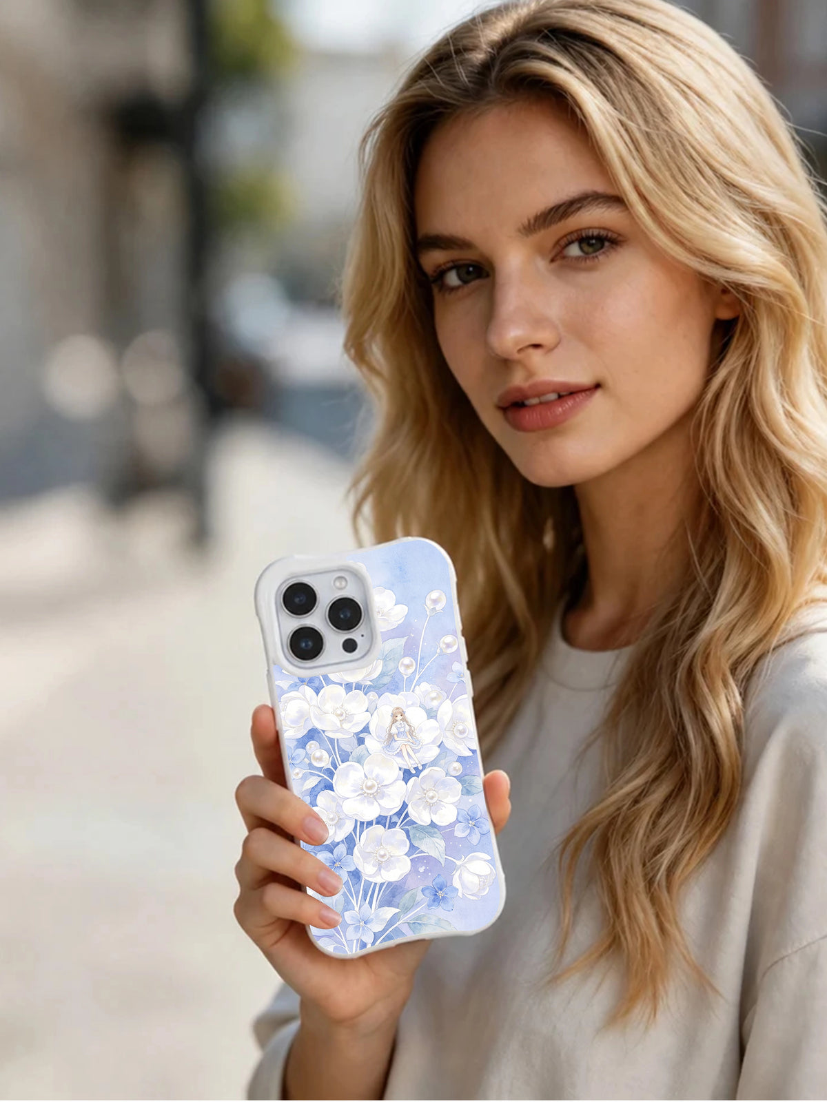 Pearl White Petal Daydream: Açık havada desenli kılıfı tutan kişi.