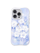 Pearl White Petal Daydream / Quiet Pearl Flower Seat: Dik açık renkli saplar ve küçük mavi çiçeklerle birlikte merkezdeki beyaz çiçekte oturan figür.