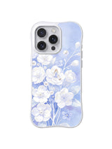 Pearl White Petal Daydream / Soft Blue Daydream Bloom: Açık mavi gökyüzü altında beyaz çiçekte minik figür; uzun saplarda inci benzeri tomurcuklar.
