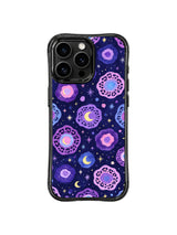 Night Wild Serene pattern içeren iPhone 14 Pro kılıfı