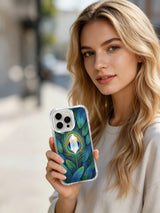 Turkuaz tavus kuşu tüyü ve kristal kompozisyonu görselli iPhone 15 Pro kılıfı
