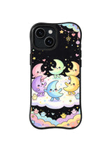 Pastel Crescent Dance: Pembe, mint, sarı ve lavanta hilal karakterleri küçük gökkuşaklarının altında bulutlarda dans eder.