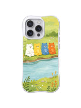 Four Bears by Blue Water: Dört renkli ayı mavi suyun yanında sıra halinde oturur.