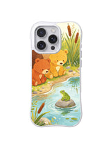 Frogstone Pond Friends: Üç ayı sazlıklı gölette taşın üzerinde oturan kurbağayı izler.