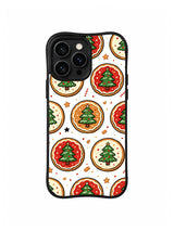 Rustic Christmas Treat Trail / Cookie Ornament Lane: İçinde yeşil ağaç bulunan kırmızı, krem ve kahverengi yuvarlak kurabiyeler.
