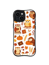 Scholar Owl Autumn Notes / Harvest Reading Owls: Buğday ve sonbahar yaprakları arasında biri balkabağının üzerine eğilmiş, açık ve kapalı kitaplarda duran kahverengi ve krem baykuşlar.