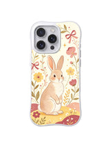 Velvet Bow Rabbit Garden / Golden Ribbon Rabbit: Pembe ve sarı çiçeklerle dağınık kırmızı fiyonklar arasında uzun kulaklı yakın açık kahverengi tavşan.
