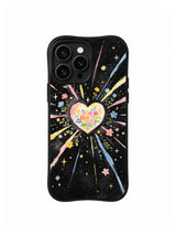 Blooming Universe Heart: Ek arka görünüm: Siyah zeminde sarı merkez çiçekli küçük açık kalp ve uzun pembe, mavi, sarı ışınlar.