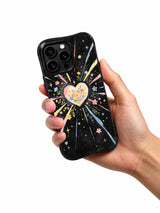 Blooming Universe Heart: Desenli kılıfı tutan el.