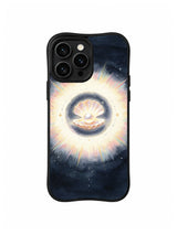 Moon Halo Pearl: An open shell and pearl glow inside a round pale halo with fine rays.
