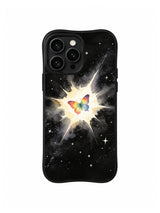 Rainbow Butterfly Universe / Tiny Butterfly Supernova: Siyah zeminde ince yıldızlarla çevrili açık patlamanın merkezinde minik gökkuşağı kelebeği.
