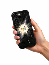 Rainbow Butterfly Universe: Desenli kılıfı tutan el.