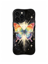 Rainbow Butterfly Universe / Rainbow Wings Starburst: Parlak krem patlamanın üstünde tamamen açılmış gökkuşağı kanatlı iri öne dönük kelebek.