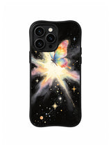Rainbow Butterfly Universe / Cosmic Butterfly Flight: Altta gezegen ve yıldızlarla yumuşak yatay parlamanın üstünde açılı gökkuşağı kelebeği.