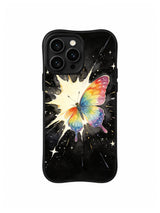 Rainbow Butterfly Universe / Painted Galaxy Wings: Uzun ince ışınlı keskin krem patlamanın önünde iri eğik gökkuşağı kelebeği.