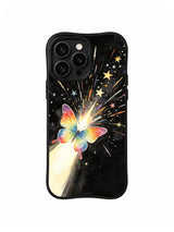 Rainbow Butterfly Universe / Butterfly Comet Trail: Üstünde altın yıldızlar ve renkli çizgilerle geniş açık ışık demetini geçen gökkuşağı kelebeği.