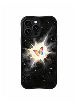 Rainbow Butterfly Universe: Ek arka görünüm: Siyah zeminde ince yıldızlarla çevrili açık patlamanın merkezinde minik gökkuşağı kelebeği.