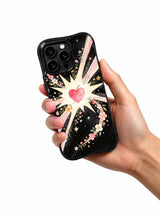 Ana Wildflower Galaxy Heart desenli kılıfı tutan el