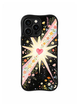 Cosmic Bloom Heartburst: Çapraz çiçek şeritleriyle krem ışınların kesiştiği noktada küçük kalp.