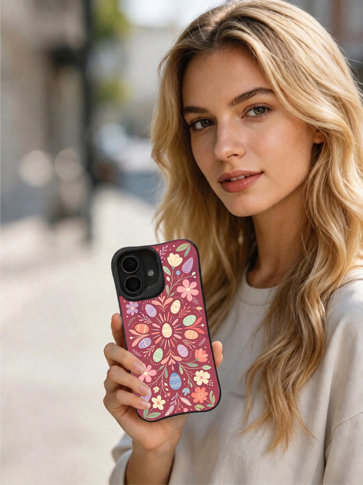 The Whispering Petal Hunt: Açık havada desenli kılıfı tutan kişi.